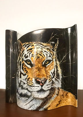 Un vase peint avec un tigre des deux côtés. Réalisé par OdileTornare, peintre sur porcelaine.