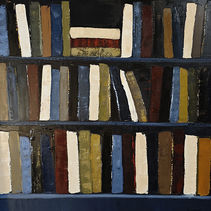 Dans Les Veilleurs de l’Ombre, Sophie Dumont déploie une bibliothèque stylisée aux tonalités profondes : bleu nuit, noirs, bruns chauds, ocres et ivoire. Quelques accents de rouge viennent animer la composition, comme des éclats de vie dans l’obscurité.