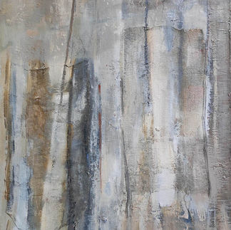 Le tableau intitulé "Le Linge" de Sophie Dumont, mesurant 61 x 50 cm (24,02 x 19,69 pouces), est une œuvre réalisée à l'huile et au collage sur toile. Cette pièce explore l'abstraction à travers l'utilisation de matériaux mixtes, créant une composition complexe et riche en textures. Encadrée par un cadre noir, cette œuvre met en avant une interprétation abstraite du linge suspendu ou des textiles, avec une subtile palette de couleurs neutres.
Description Visuelle
Palette de Couleurs :
Le tableau utilise une palette de couleurs douces et neutres, dominée par des nuances de gris, beige, blanc, et des touches de brun et de bleu pâle. Les couleurs se fondent harmonieusement, créant une atmosphère sereine et apaisante qui évoque la douceur et la légèreté des tissus. Les tons neutres permettent également de mettre en avant la texture et la profondeur des matériaux utilisés.
Composition et Technique :
La composition est abstraite, composée de formes verticales et de lignes qui se chevauchent et se fondent les unes dans les autres, suggérant des textiles ou des pièces de linge suspendues. La technique utilisée combine l'huile et le collage, créant une texture riche et complexe. Les coups de pinceau sont visibles, et l'application de peinture en couches épaisses, combinée à l'intégration de matériaux collés, ajoute du relief et une dimension tactile à l'œuvre.
Éléments de l'Œuvre :
Formes Verticales : Les formes verticales allongées et les lignes irrégulières suggèrent des pièces de linge suspendues, créant une impression de légèreté et de mouvement. Ces formes peuvent également évoquer des structures architecturales ou des paysages urbains, laissant place à l'interprétation personnelle.
Texture et Collage : L'utilisation de matériaux collés et de peinture appliquée en couches épaisses crée une surface texturée qui invite à une exploration visuelle et tactile. La texture variée capte la lumière de différentes manières, ajoutant de la profondeur et de la complexité à l'œuvre.
Texture et Mouvement :
L'utilisation du collage et de l'huile pour appliquer la peinture crée une surface riche en textures, avec des variations subtiles qui captent la lumière de manière complexe. Les couches de peinture et de matériaux collés ajoutent du relief et de la profondeur, créant une impression de mouvement et de fluidité, comme si les tissus étaient suspendus et flottants.
Sens et Interprétation
"Le Linge" peut être interprété comme une exploration de la légèreté et de la douceur des textiles. Le titre suggère une connexion avec des pièces de linge ou des textiles suspendus, ce qui peut évoquer des scènes de la vie quotidienne ou des paysages urbains où les tissus flottent au vent.
Le tableau invite à la contemplation et à la réflexion sur la simplicité et la beauté des objets ordinaires, transformés ici en une composition abstraite qui évoque une sensation de calme et de légèreté. Les couleurs douces et les textures riches capturent l'essence des textiles, offrant une expérience visuelle immersive qui évoque la fluidité et la douceur des tissus suspendus.
Contexte et Importance de l'Artiste
Sophie Dumont est une artiste de renommée mondiale dont les œuvres sont reconnues pour leur capacité à capturer l'essence des sujets à travers des formes et des couleurs abstraites et expressives. Ses peintures font partie de collections prestigieuses, y compris dans des musées et des galeries internationales. "Le Linge" témoigne de son talent exceptionnel pour créer des compositions qui sont à la fois visuellement captivantes et profondément évocatrices.
Conclusion
À travers "Le Linge," Sophie Dumont démontre une maîtrise impressionnante de l'abstraction et de la technique mixte, combinant l'huile et le collage pour créer une œuvre riche en textures et en nuances. L'œuvre capte l'attention par sa texture complexe, sa composition équilibrée et son utilisation subtile des couleurs, offrant une interprétation évocatrice des textiles suspendus. Cette pièce illustre le talent de l'artiste et sa place parmi les créateurs contemporains les plus influents, dont les œuvres continuent d'enrichir des collections d'art de renommée mondiale.