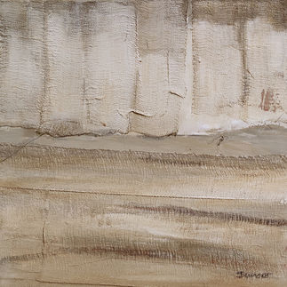 "Le tableau 'Grimoire', une œuvre d'huile et collage sur toile de 30x30 cm, est encadré dans un cadre en bois clair qui met en valeur ses textures riches et ses tons neutres. La surface de la toile révèle des couches subtiles de matière, créant une impression de profondeur et de relief. Des nuances de beige, de crème et de gris s'entrelacent, évoquant un paysage abstrait où la matière devient elle-même sujet. L'ensemble offre une atmosphère douce et apaisante, un équilibre entre minimalisme et texture."