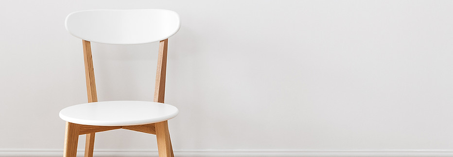 空室でホワイトチェア