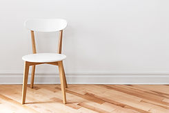 Chaise blanche dans une pièce vide