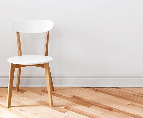 Silla blanca en una habitación vacía