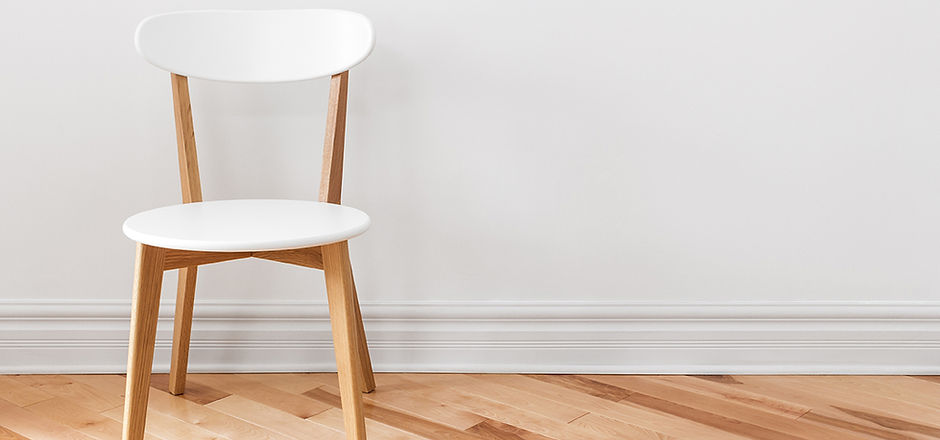 Weiß Stuhl in einem leeren Raum