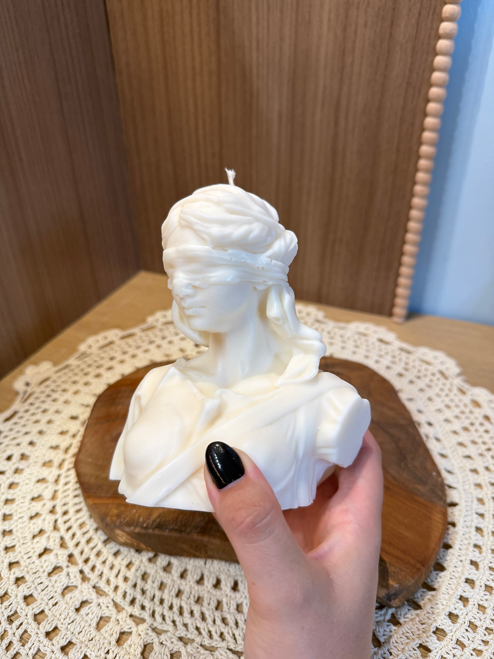 Miniatura: Świeca niewidoma dama sprawiedliwości