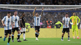 A Argentina encerra 2024 na liderança do ranking da FIFA, consolidando sua posição no futebol mundial.
