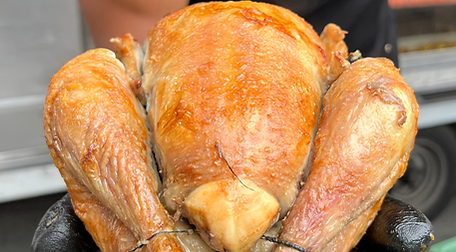 photo d'un poulet sur le marché de Cholet