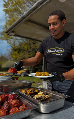 Jérémy servant un plat sur un événement d'entreprise proche de Cholet