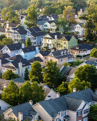 Vue aérienne des toits de maison en banl