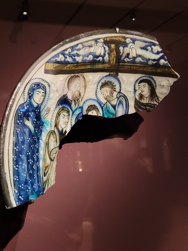 Fragment d'une assiete qui représente la descente de la croix