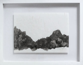 Montagnes noires et argentées sur fond blanc