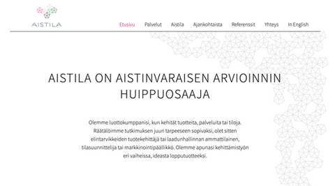 Minimalistinen etusivu, jossa tekstiä yrityksen toiminnasta. OIkeassa yläkulmassa ja sivussa kulkee harmaa kennokuvio