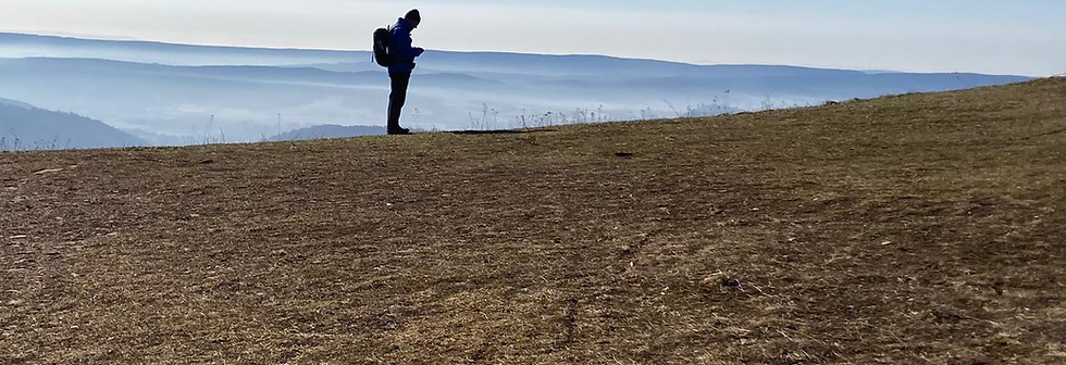 Ausblick mit Wanderer in der Ferne