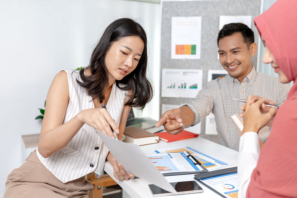 Business loan consultant from SMI FUNDING discussing CapBay Financing Malaysia application and documentation with an SME client.