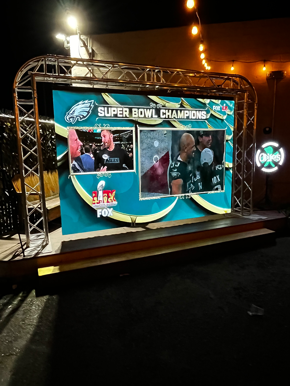 Video wall with truss