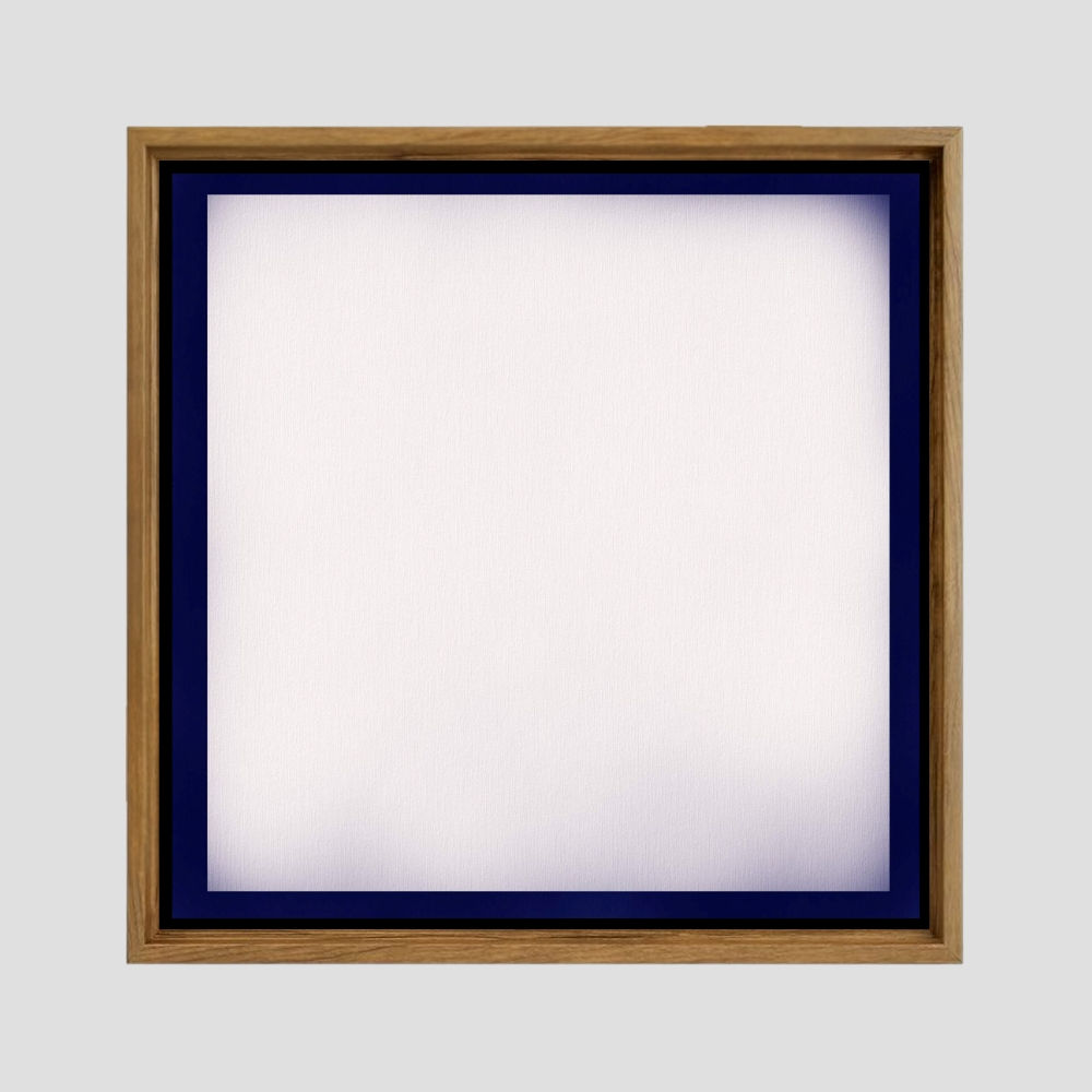 Obra com fundo branco e borda azul escura, destacando o minimalismo do painel Contrapontos de Luz da Collab Memoá Arquitetos.