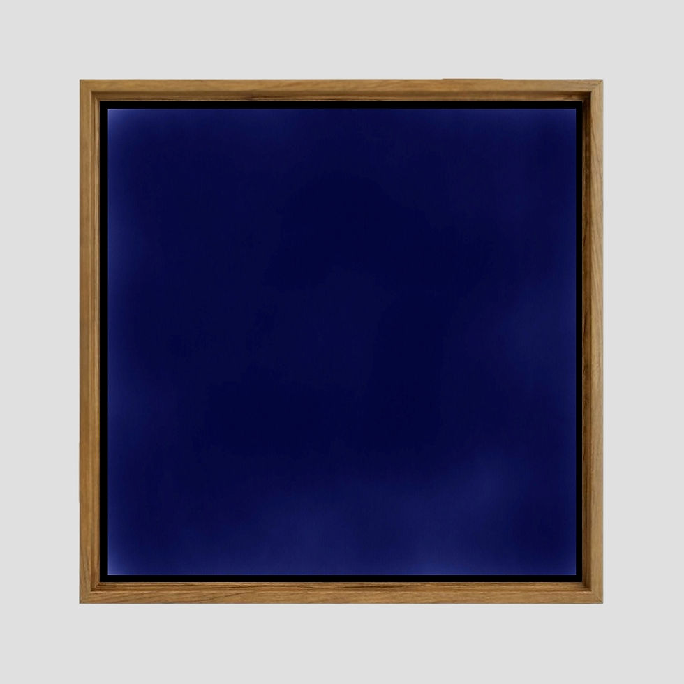 Obra em azul profundo, com moldura de madeira, da coleção Contrapontos de Luz, em parceria com Memoá Arquitetos.