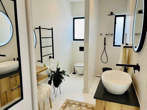 On the Ridge Room 2 bathroom, Walk-in Shower, Vanity Station, quality amenities