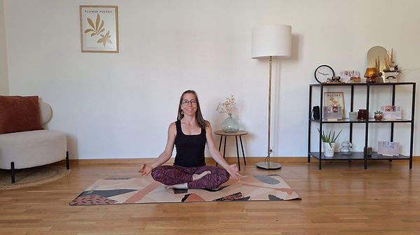 Marie est un assise en tailleur dans sa salle à Sion en train de faire des madras