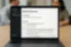 Laptop mit geöffneter ChatGPT-App zeigt, wie während einer Sitzung automatisch ein Protokoll erstellt wird – mit Fokus auf Manuela Machners Meeting-Zusammenfassung.