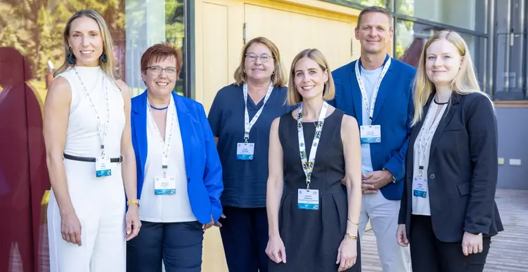 Podiumsteilnehmer bei der ÖHV Tagung am Krallerhof stehen vor dem Veranstaltungsraum