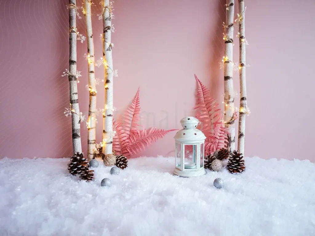 Pembe Fon ve Işıklandırılmış Ağaçlarla Zarif Kış Arka Planı  Stüdyo Fonu