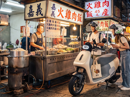 嘉義租機車GOGORO推薦_Rilink綠悠遊。夜市小吃摊,一对戴头盔的年轻人在【Rilink X 綠悠遊】機車出租租借的電動機車GOGORO前点餐。店主微笑服务,招牌上写着“火鸡肉饭”。气氛热闹。