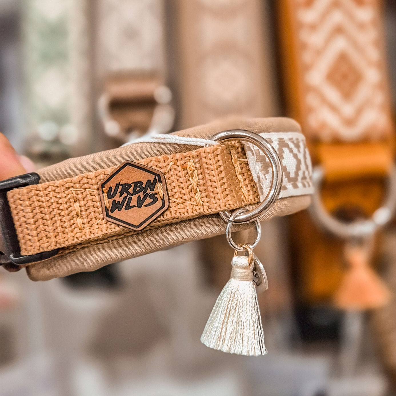 Hundezubehör Wien Hundegeschirr Hundeladen BOHO Halsband Urban Wolves ShivaChihuahua