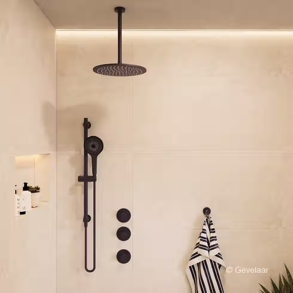 Inbouw regendoucheset met ronde plafonddouchekop in minimalistische douche