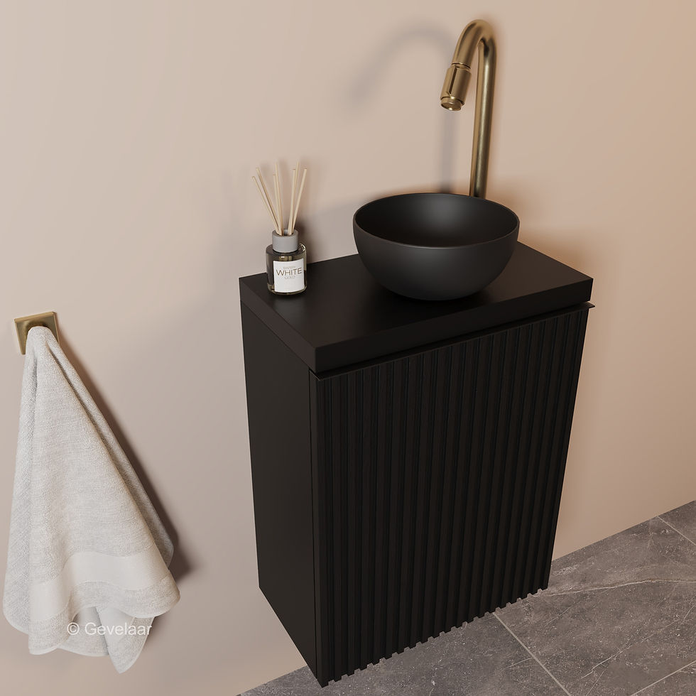 Thumbnail: Fonteinset mat zwarte toiletmeubel met een gouden fonteinkraan en zwarte waskom