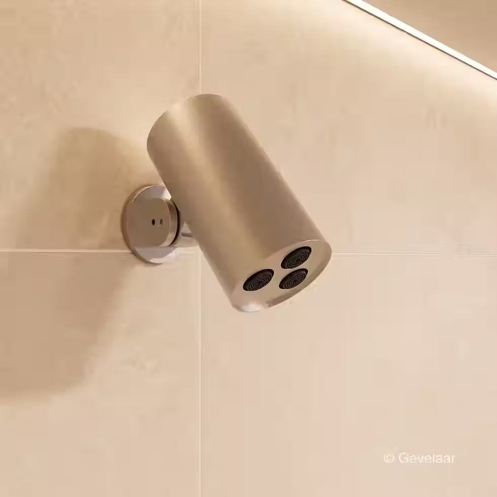 Inbouw regendoucheset met compacte ronde douchekop aan wandarm in strakke doucheopstelling