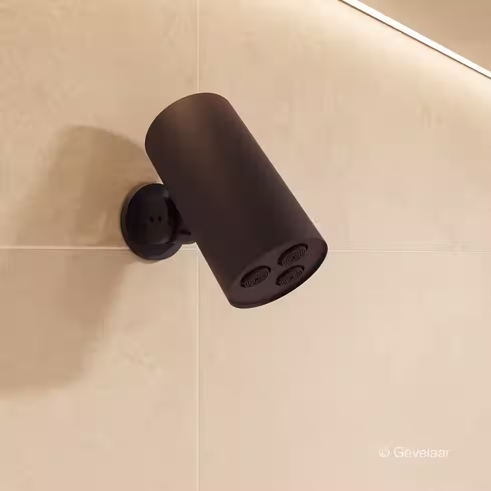 Inbouw regendoucheset met compacte ronde douchekop aan wandarm in strakke doucheopstelling