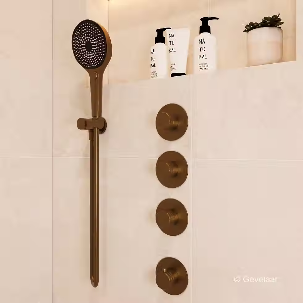 Inbouw regendoucheset met donkere ronde douchekop aan wandarm in moderne badkamer