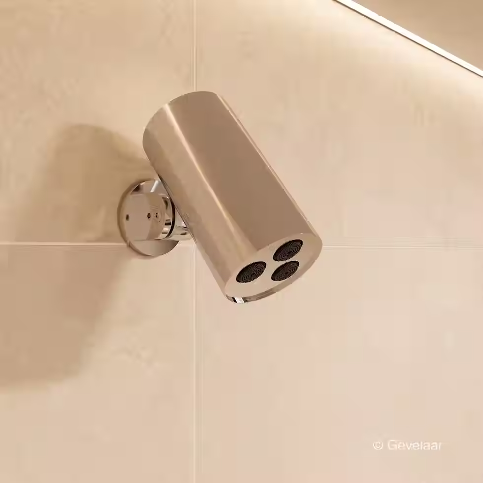 Inbouw regendoucheset met compacte ronde douchekop aan wandarm in strakke doucheopstelling