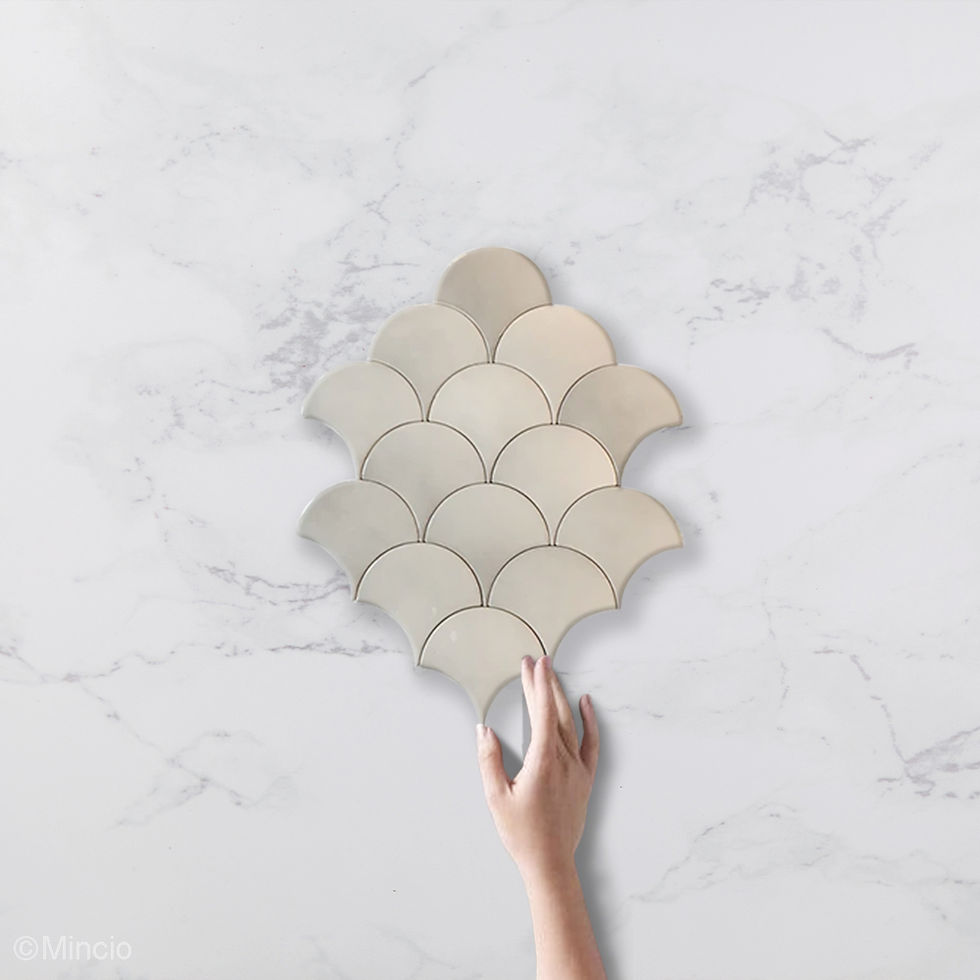 Visschub taupe tegel met een marmer tegel als achtergrond