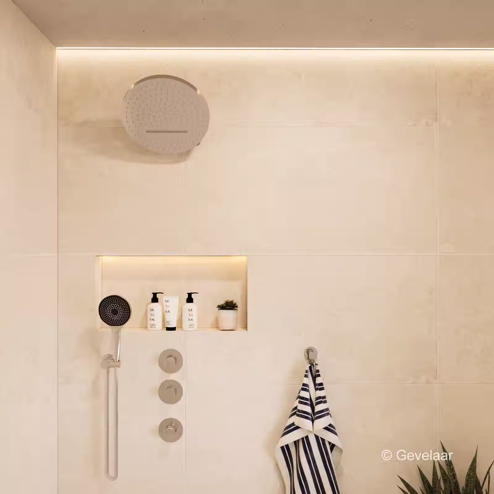 Inbouw regendoucheset met donkere ronde douchekop aan wandarm in moderne badkamer