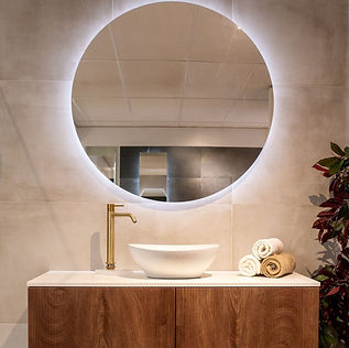 een afbeelding van spiegel met verlichting met tekst erin