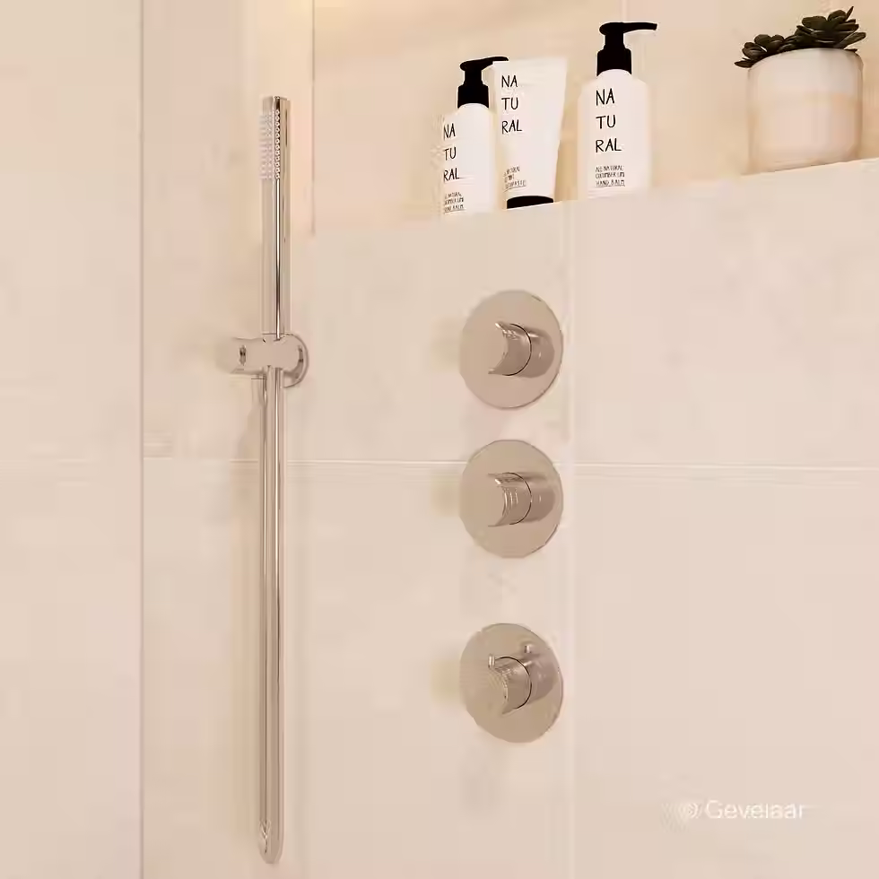 Thumbnail: Inbouw regendoucheset met compacte ronde douchekop aan wandarm in strakke doucheopstelling