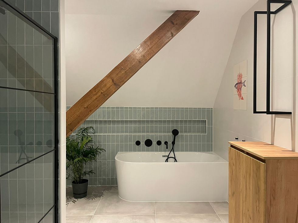 landelijke badkamer met hout en natuurlijke kleuren