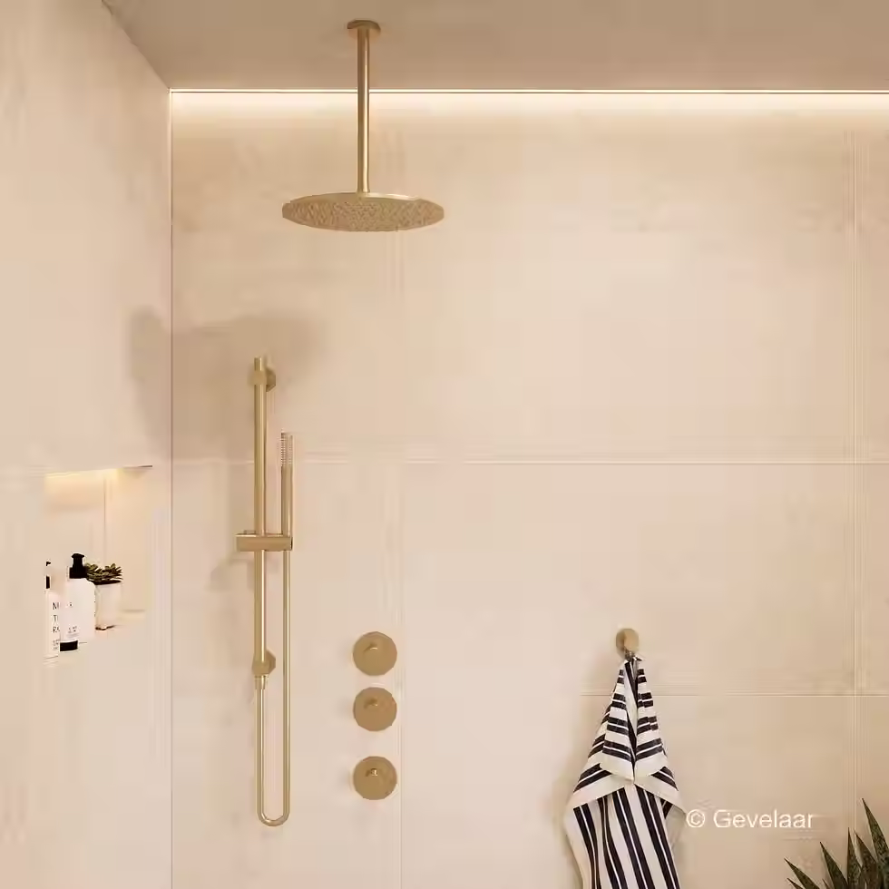 Inbouw regendoucheset met ronde plafonddouchekop in minimalistische douche