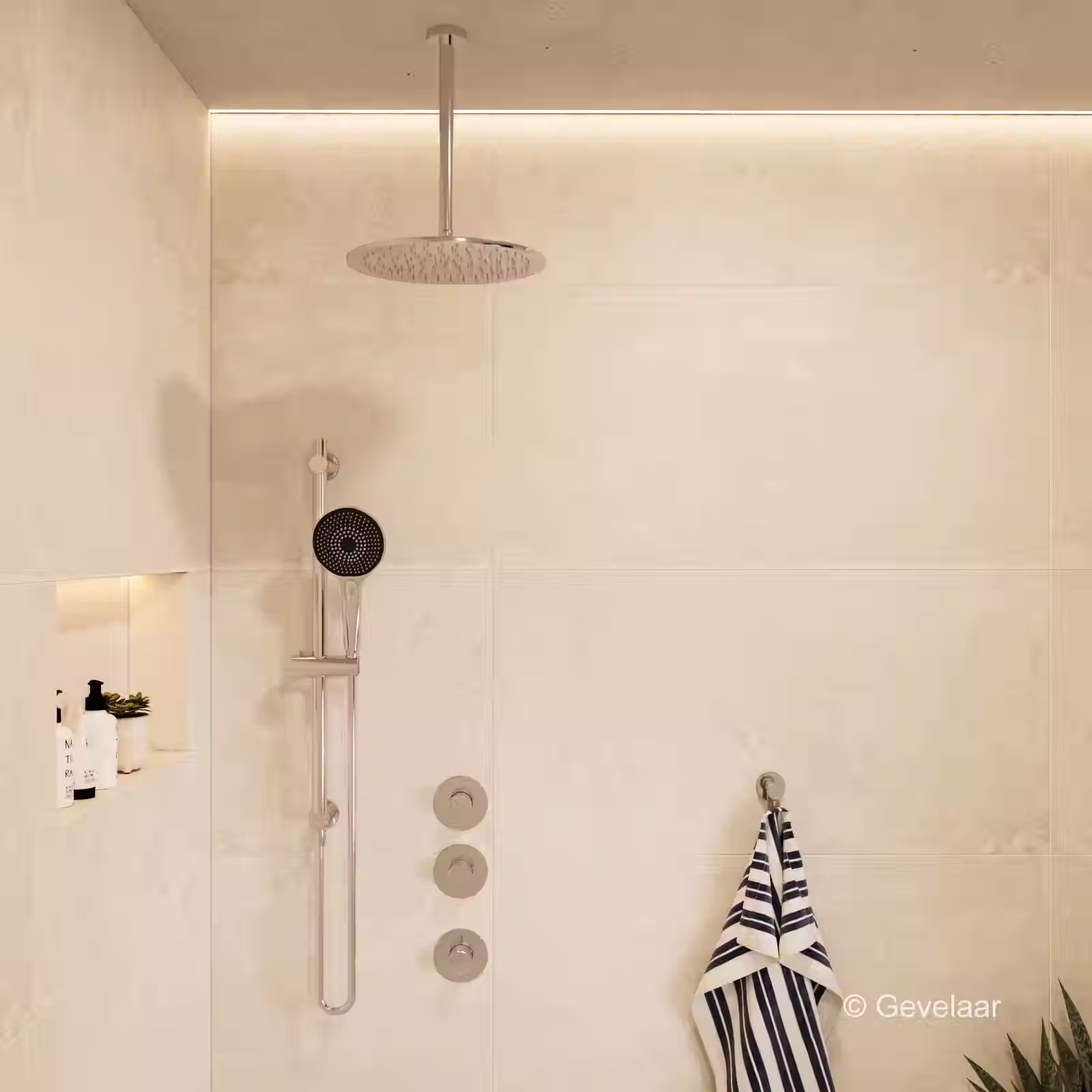 Inbouw regendoucheset met ronde plafonddouchekop in minimalistische douche