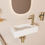 Thumbnail: Tanaro Ceva fonteinset in minimalistische toiletruimte met mat witte wasbak rechts, rechte fonteinkraan in geborsteld goud.