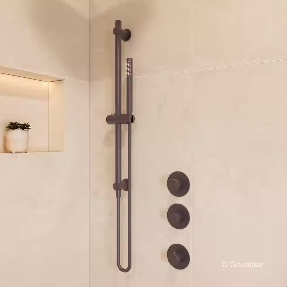 Inbouw regendoucheset met ronde plafonddouchekop in minimalistische douche