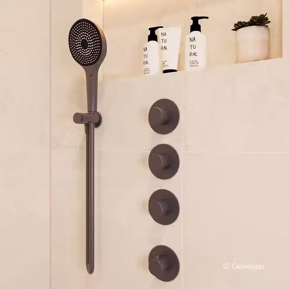 Inbouw regendoucheset met donkere ronde douchekop aan wandarm in moderne badkamer
