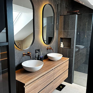 een afbeelding van spiegel met rand met tekst erin