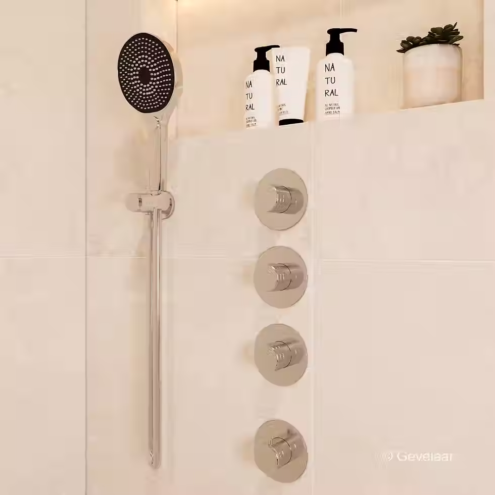 Inbouw regendoucheset met donkere ronde douchekop aan wandarm in moderne badkamer