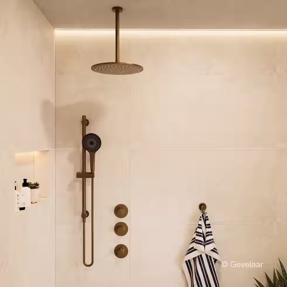 Inbouw regendoucheset met ronde plafonddouchekop in minimalistische douche