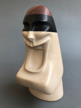 Superheldenskulptur aus Marmor und Comblanchien von Cédric Motte