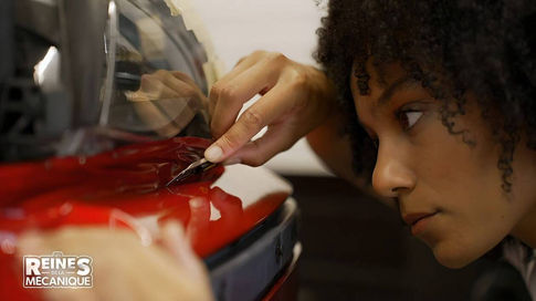 femme appliquant un covering sur une voiture