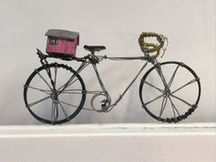 installation en fil de fer composée de vélos miniatures;art contemporain